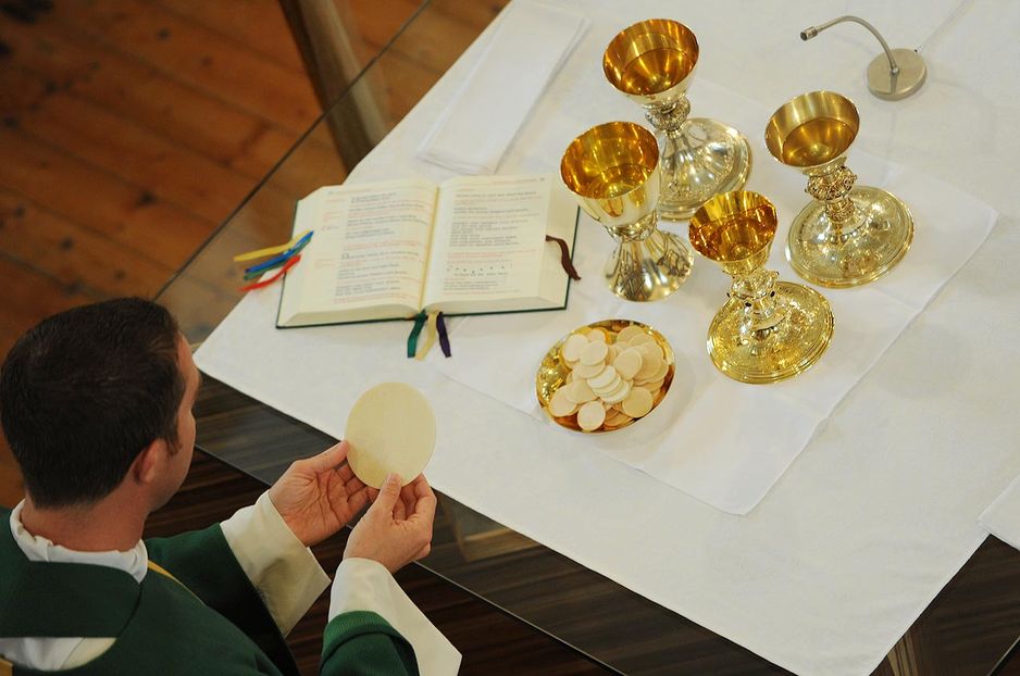 In der Eucharistie feiern die Katholiken die bleibende Gegenwart Christi.